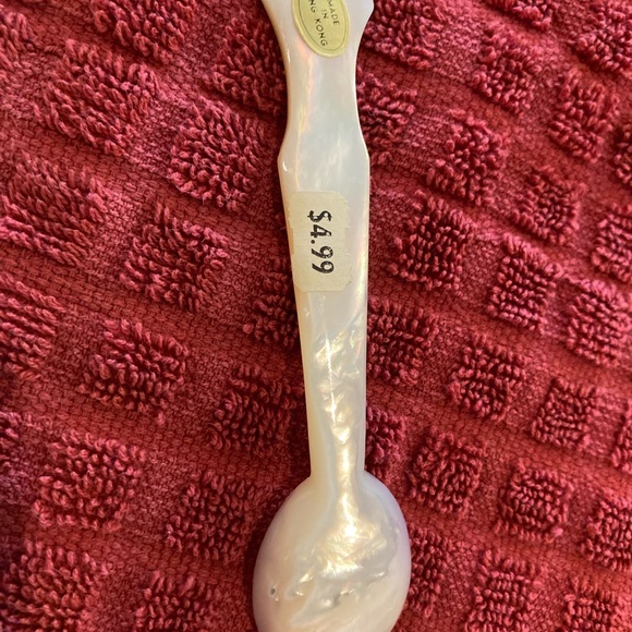 4 1/2 inch shell spoon, in excellent condition - Picture 3 of 5